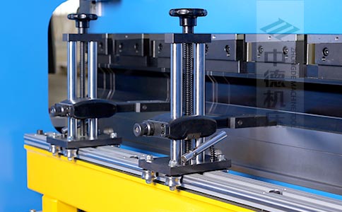 ZDPK-8025可调式档指,手摇起落,可顺应差别模具;横梁双线轨设想,零游隙.jpg ZDPK-8025可调式档指,手摇起落,可顺应差别模具;横梁双线轨设想,零游隙.jpg