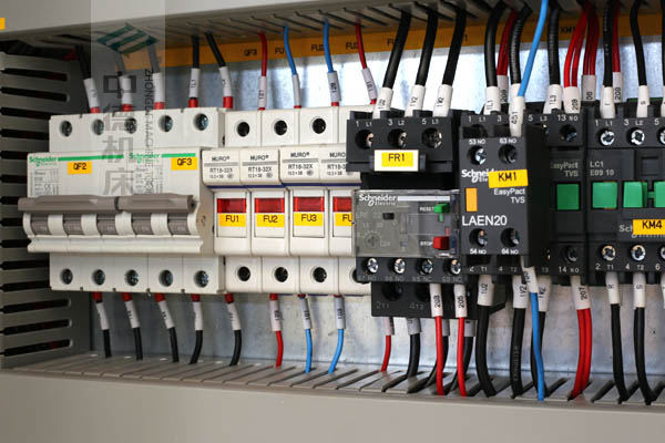 ZDPE8025接纳法国入口正品施耐德元气件,不变耐用寿命长.jpg ZDPE8025接纳法国入口正品施耐德元气件,不变耐用寿命长.jpg